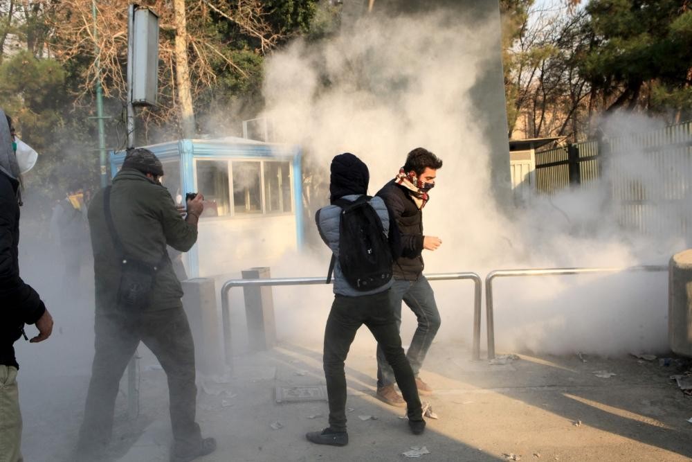قيادات ايرانية تهرب أمام المنتفضين في المدن الايرانية
