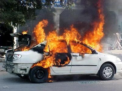 انباء عن احراق سيارة اكاديمي بجامعة  عدن