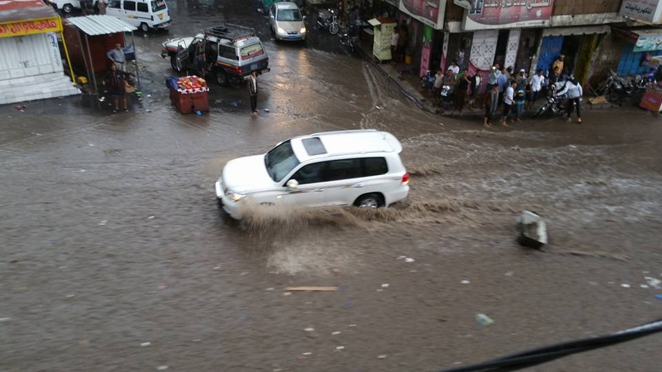  ( بالصور) السيول تغطي شوارع مدينة تعز بعد يوم ماطر