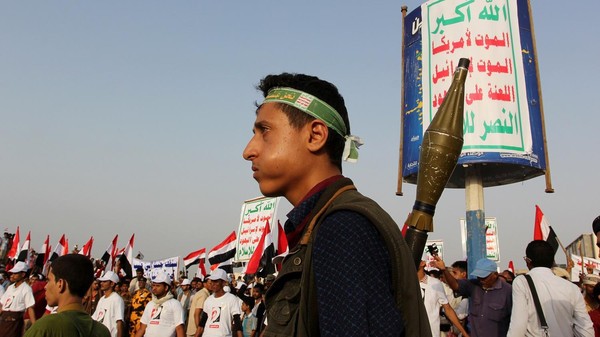  الآن..الحوثيون  يستهدفون منازل مقربين من المخلوع في الحي السياسي
