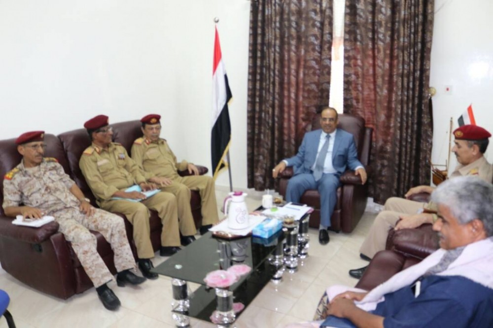 نائب رئيس الوزراء يلتقي مسئولين عسكريين في عدن