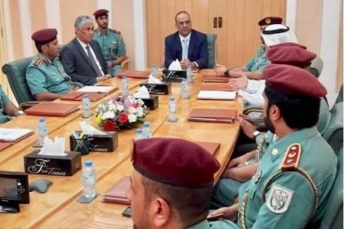 وزير الداخلية يترأس اجتماع بضباط اماراتيين بإمارة أبو ظبي (صورة)