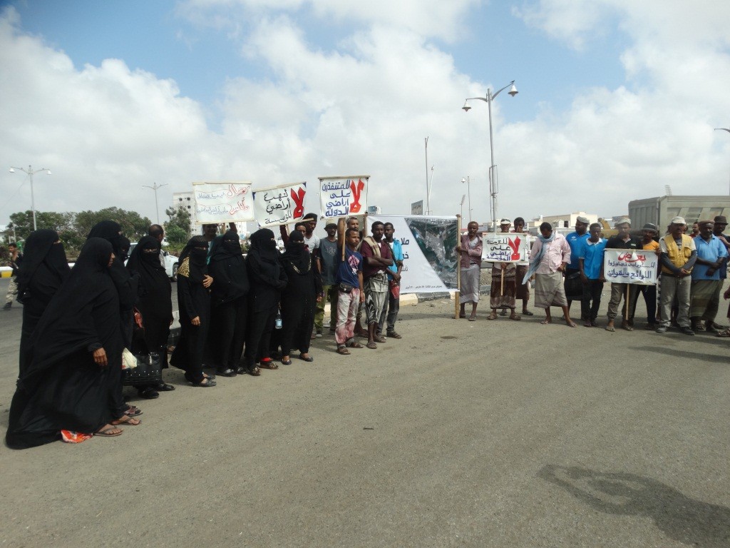 محتجون في عدن يطالبون بإيقاف العبث بأراضي الدولة