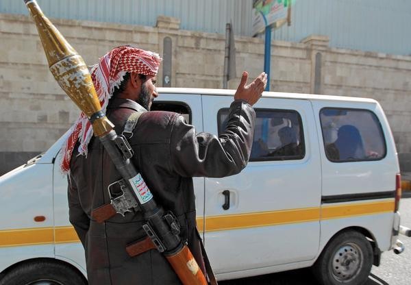 حملة جبايات واعتقالات تنفذها المليشيات بحق سائقي السيارات والدراجات النارية بالعاصمة صنعاء