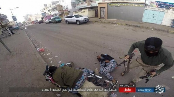 ‘‘داعش‘‘ الارهابي يغتال جنديين في عدن وينشر صور العملية (صور)