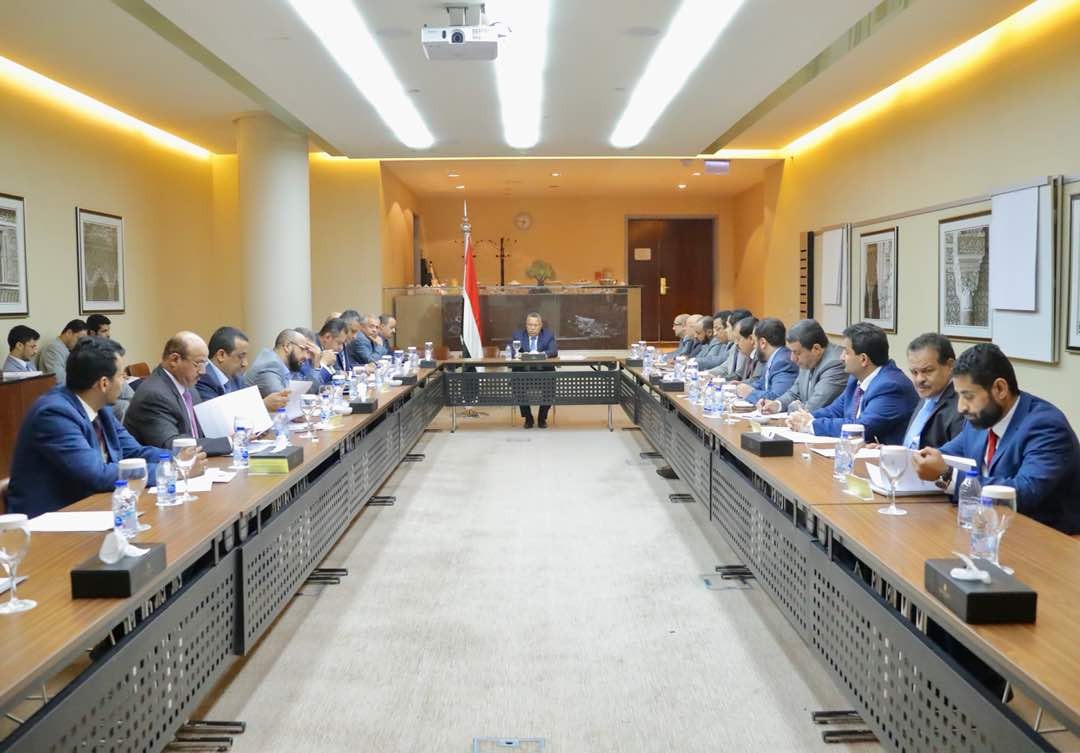 مجلس الوزراء يستعرض مسودة الحلول المقترحة لتعافي الاقتصاد والريال اليمني