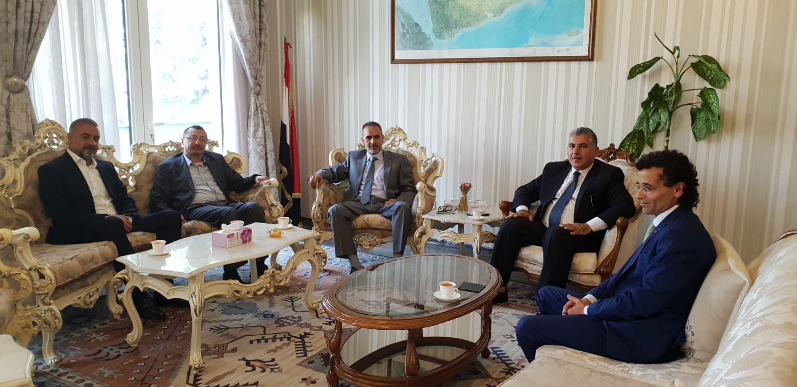 السفير العمراني يبحث مع مسؤول بلغاري اوضاع الجالية اليمنية 