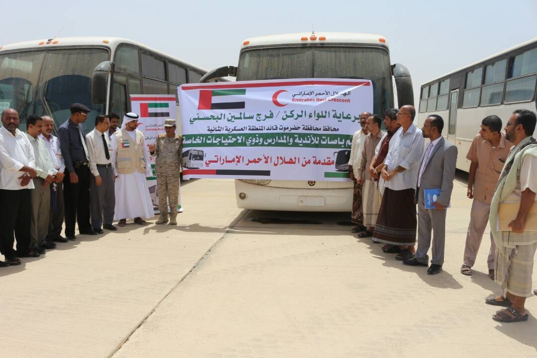 محافظ حضرموت يقدم حافلات اماراتية لمرافق حكومية بالمحافظة