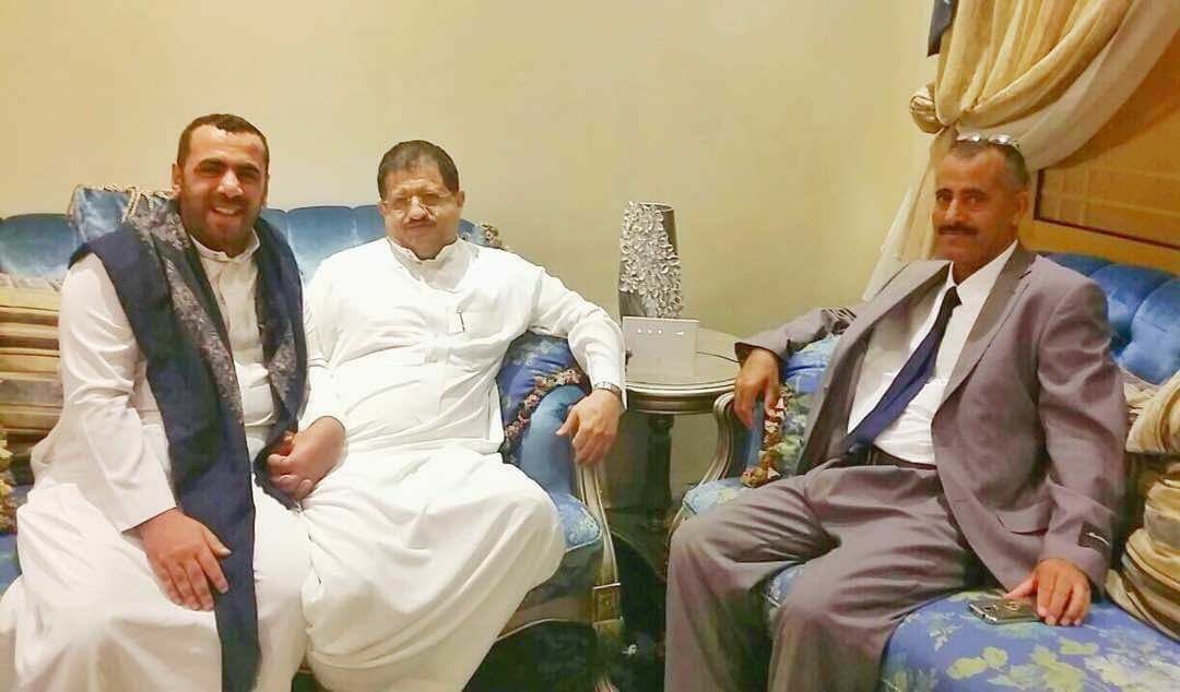 بالصورة: رئيس هيئة الاركان السابق يجلس مع رئيس الهيئة الجديد بعد قرار التعيين