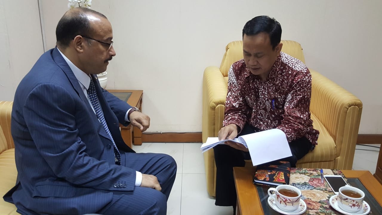 سفير بلادنا لدى جاكرتا يبحث يستعرض مع مسؤول اندونيسي عدد من القضايا التي تهم البلدين