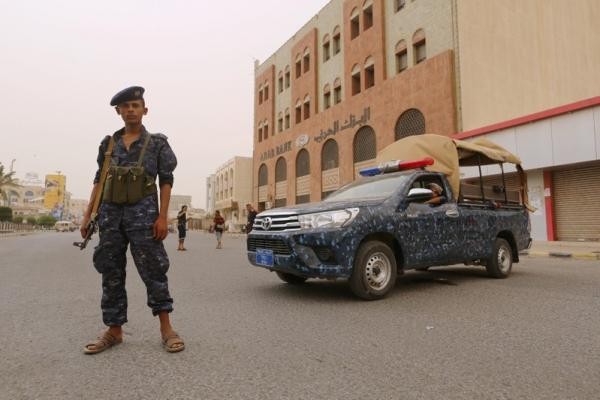 المليشيا الحوثية تقتل شاباً وسط مدينة الحديدة وتعتقل رفاقه