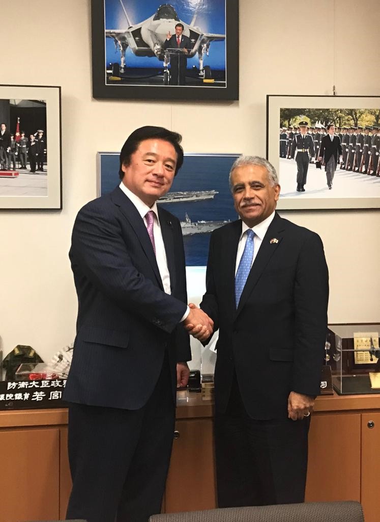السفير خميس يبحث مع مسؤول ياباني العلاقات الثنائية بين البلدين