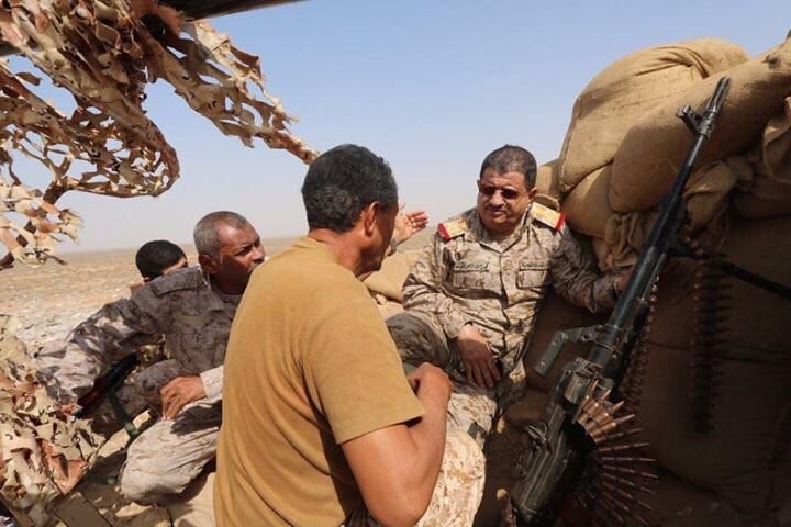 صورة متداولة للواء المقدشي وهو يتحدث لأحد أبطال الجيش الوطني في مترسه