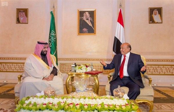 "بالصورة"، الرئيس هادي يجتمع مع وزير الدفاع السعودي، ويتسلم رسالة من الملك سلمان