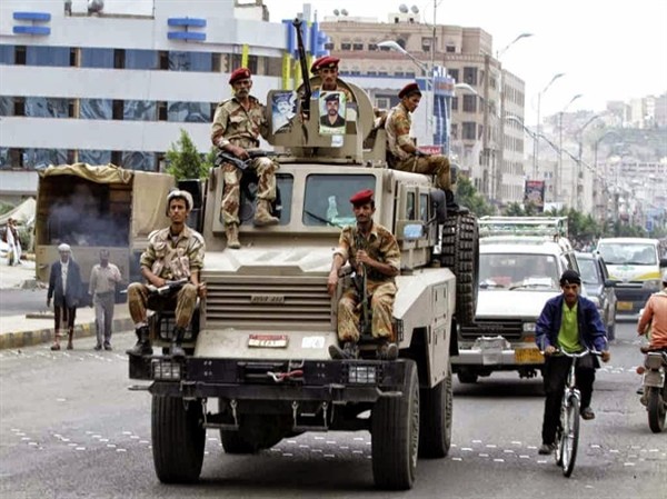 عدن : انتشار قوات راجلة وقوات مدرعة قرب موقعين لانصار المتمرد عيدروس