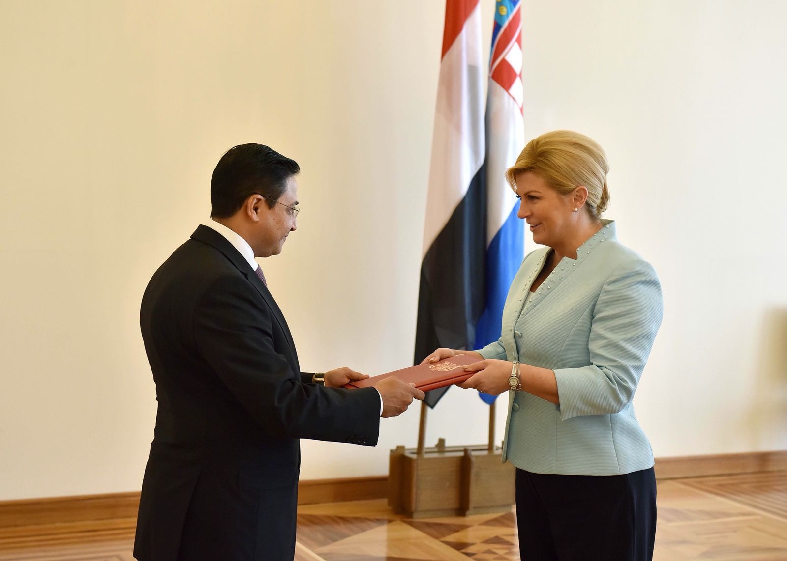 الرئيسة الكرواتية تتسلم أوراق اعتماد سفير اليمن لدى بلادها