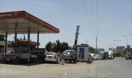 ارتفاع صارخ في اسعار النفط بالعاصمة صنعاء والاسوق السوداء ترسوا مجددا في شوارع العاصمة