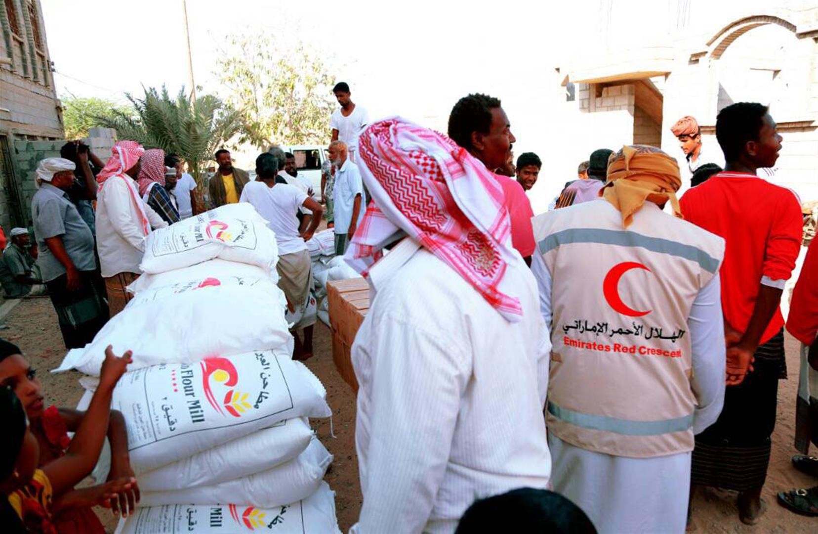 الهلال الأحمر الاماراتي يقدم معونات غذائية للأهالي بحضرموت
