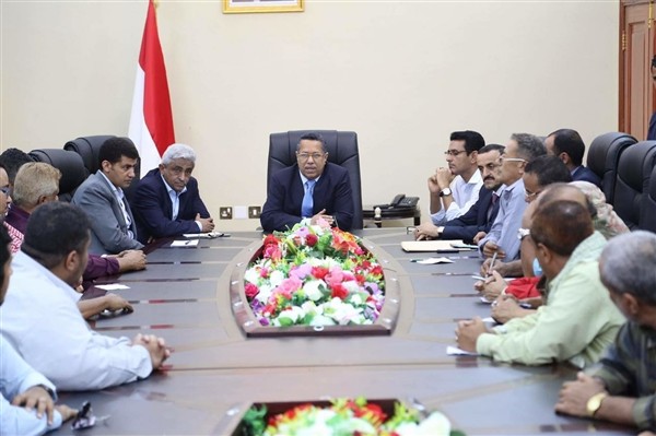 الحكومة تدين اقتحام بيوت وزرائها في صنعاء
