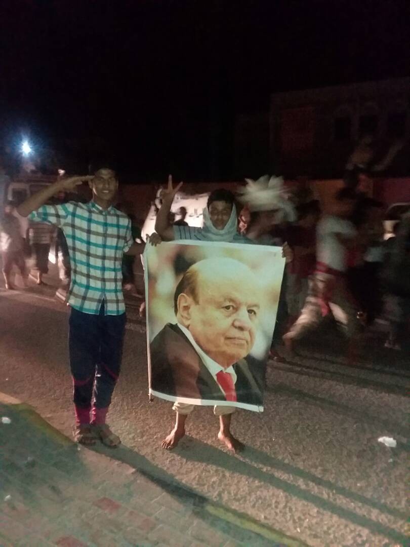 عدن.. مسيرة حاشدة تندد بأعمال الانتقالي وترفع صور الرئيس هادي (صور)