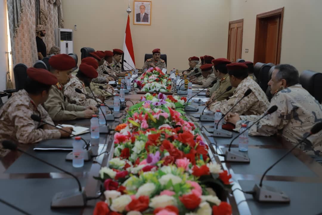 رئيس هيئة الأركان يعقد اجتماعاً لقيادات وزارة الدفاع في العاصمة عدن