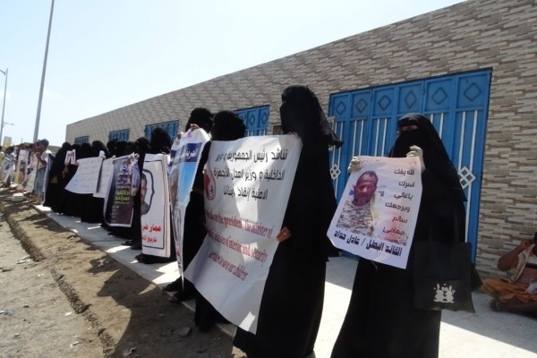 أمهات المختطفين يطالبن بالكشف عن مصير المخفيين في سجون الإمارات بعدن والإفراج عنهم