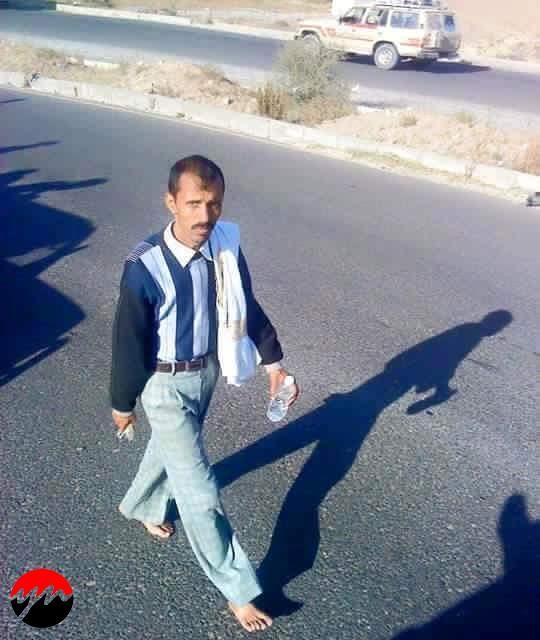 القيادي الحوثي أبو شوارب يتسكع في الشوارع حافي القدمين ( شاهد الصورة )