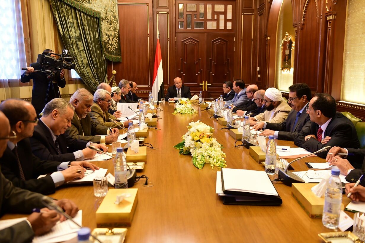 الرئيس هادي يلتقي فريق المشاورات والفريق السياسي