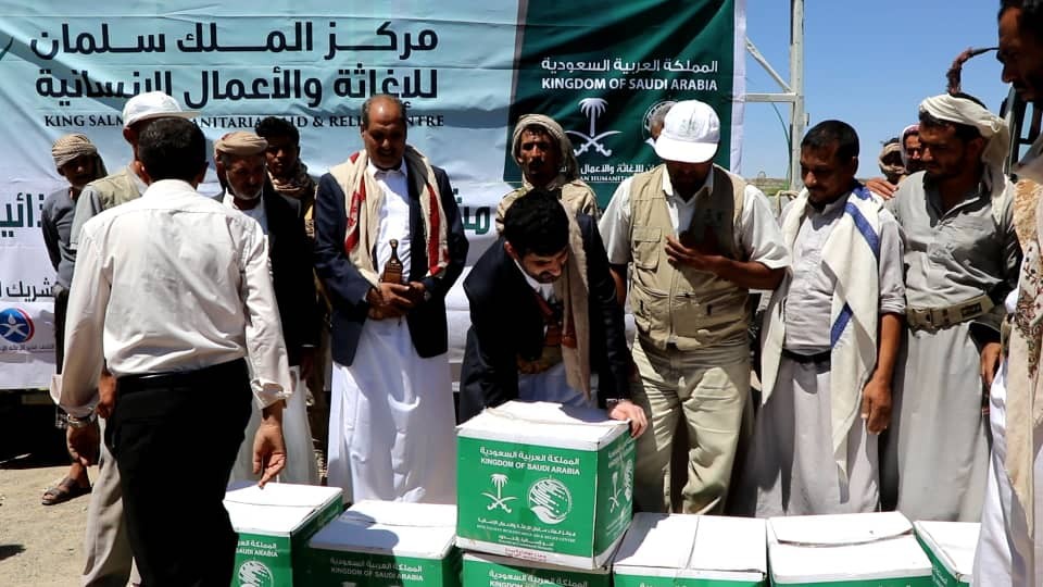 تدشين الدفعة الأولى في توزيع المساعدات الغذائية على نازحي صنعاء في مأرب
