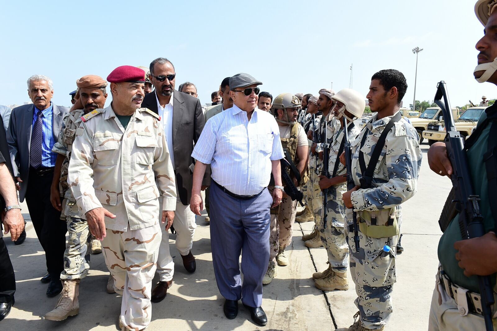 شاهد(15) صورة لزيارة الرئيس هادي الى مطار عدن اليوم 