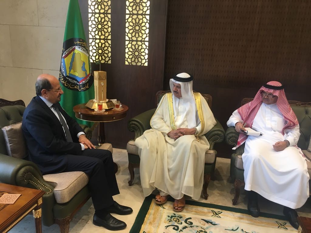 لقاء يجمع السفير الزنداني بالأمين العام لمجلس التعاون الخليجي