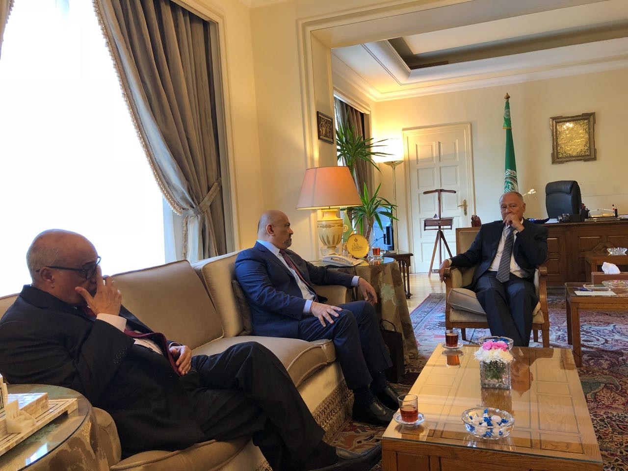 اليماني يلتقي الأمين العام للجامعة العربية والأخير يؤكد دعم الجامعة لاستعادة الشرعية في اليمن