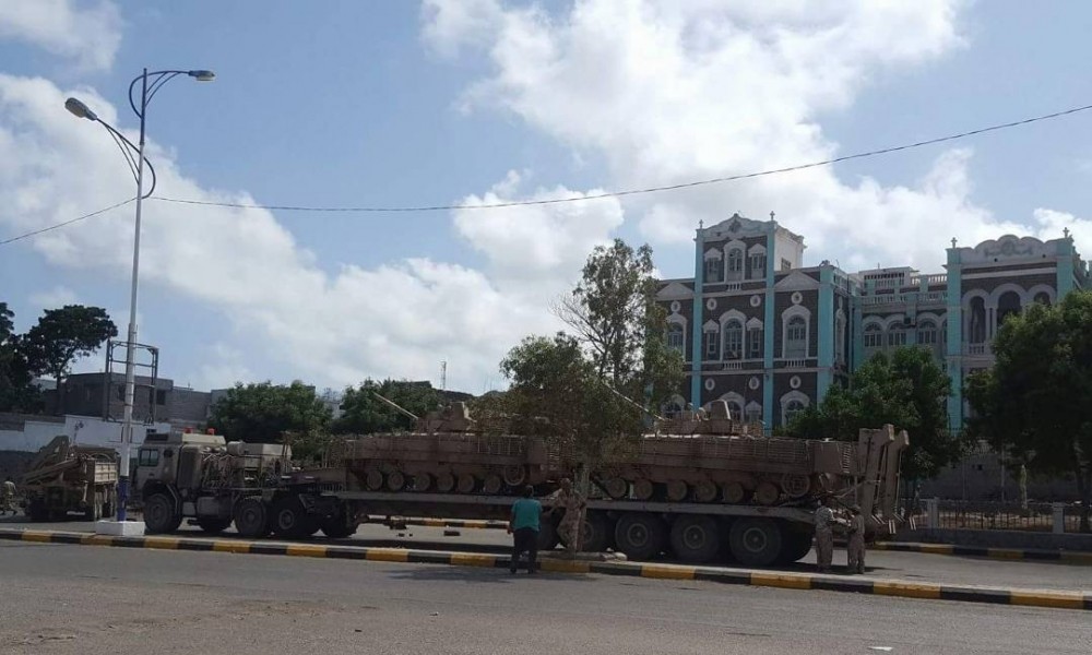 شاهد بالصورة: دبابات تشق طريقها باتجاه القصر الرئاسي في عدن