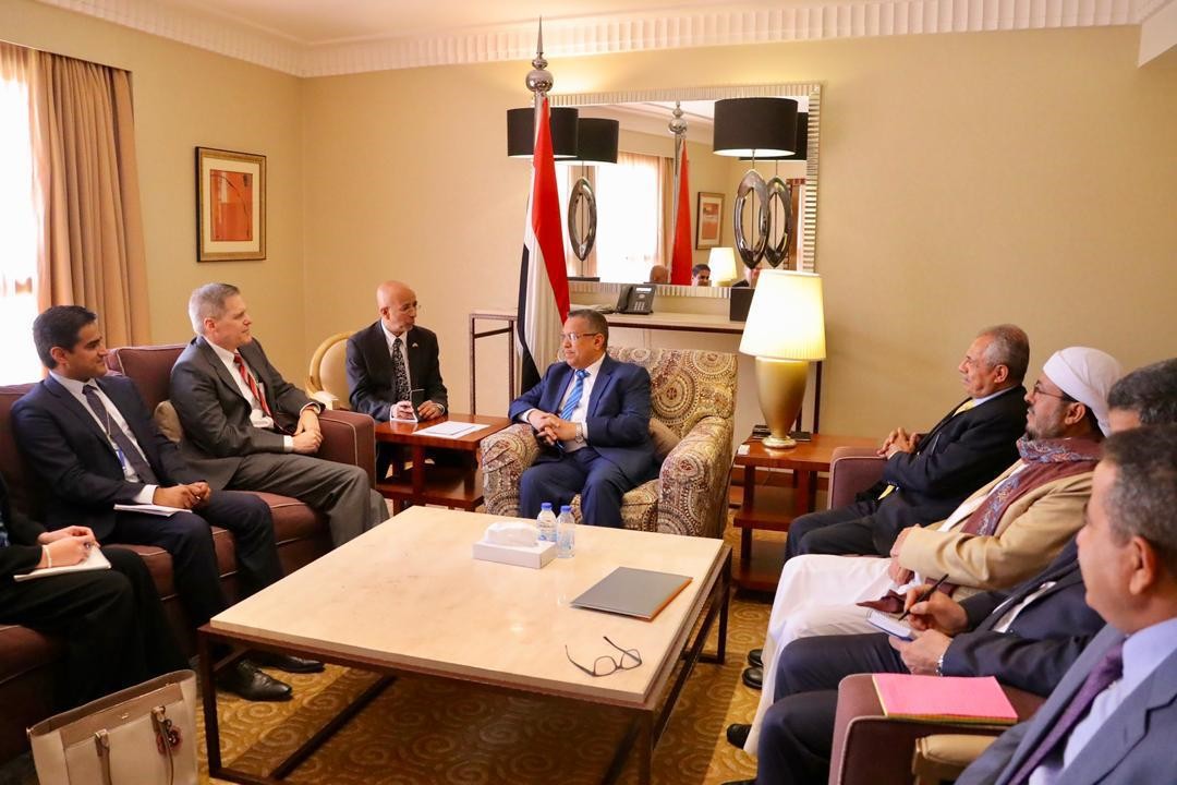 رئيس الوزراء يلتقي السفير الأمريكي لدى بلادنا والأخير يؤكد حرص واشنطن على وحدة واستقرار اليمن