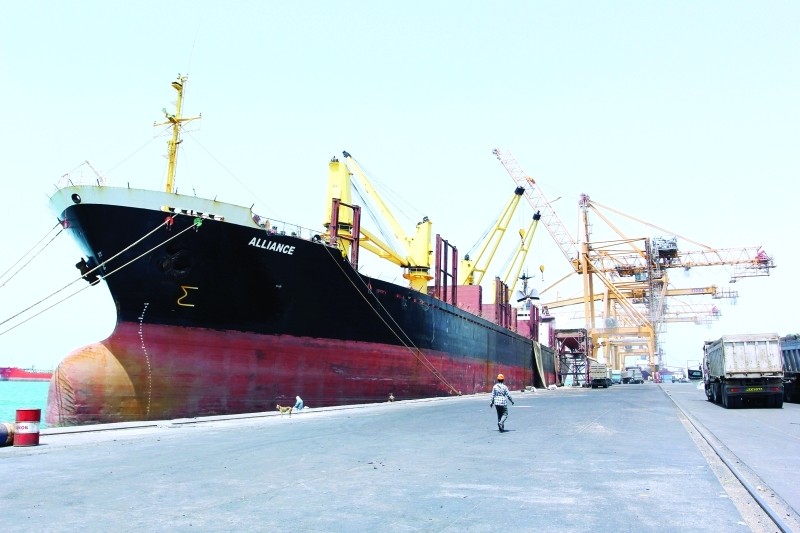 اشتباكات بين عناصر المليشيات الحوثية قرب ميناء الحديدة