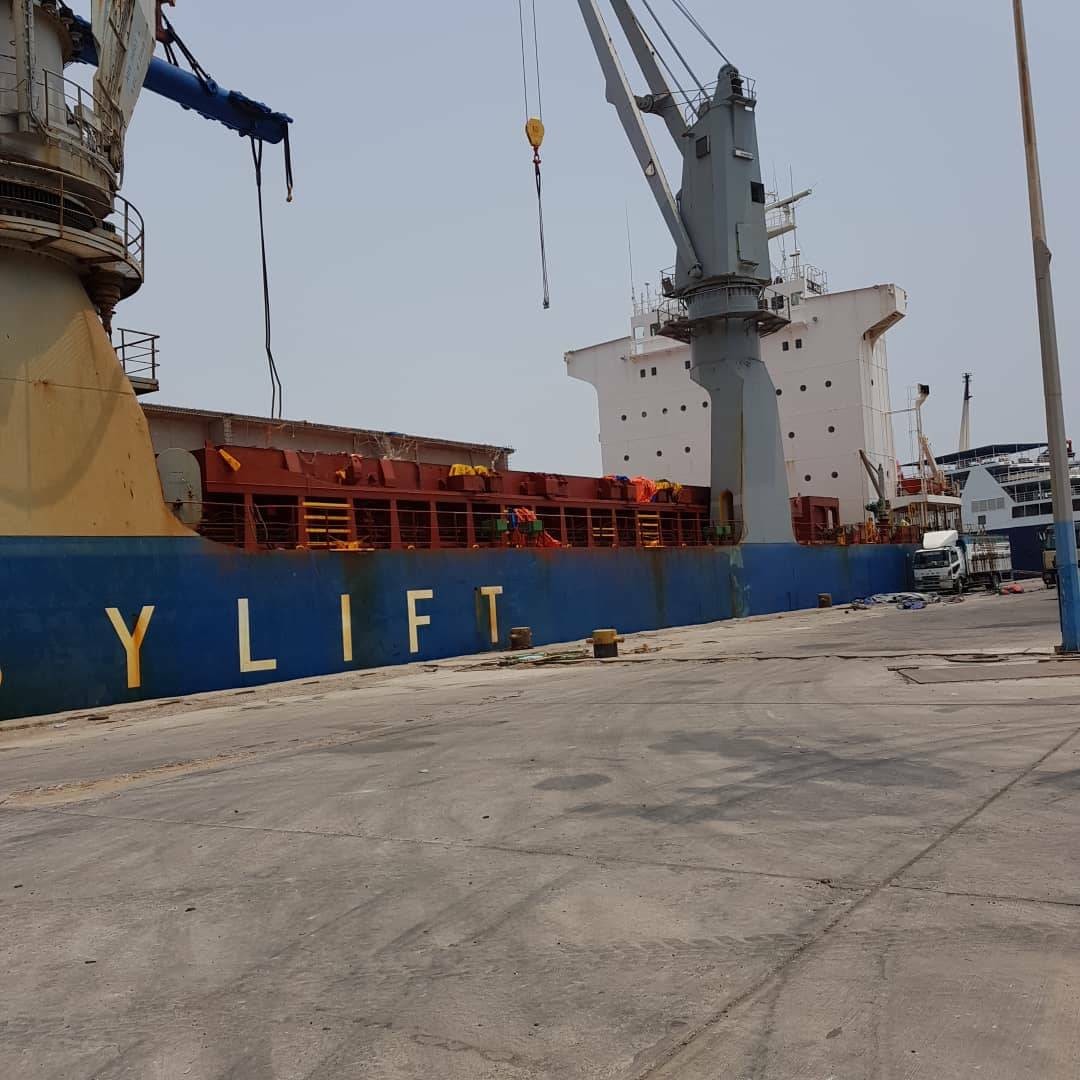 عدن: وصول سفينة تقل معدات خاصة بمشاريع تحديث المصافي
