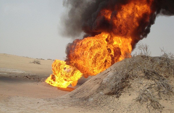 أرامكو توقف ضخ الزيت الى البحرين عقب حريق في المصفاة