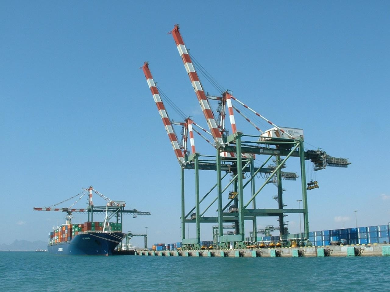 اللجنة الاقتصادية تقر آليات شحن وتنظيم الواردات إلى اليمن