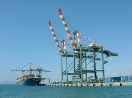 الانتكاسة الثالثة للإمارات تأتي من اليمن.. الرئيس يسحب ميناء عدن ويبرم بشأنه اتفاقية مع الصين