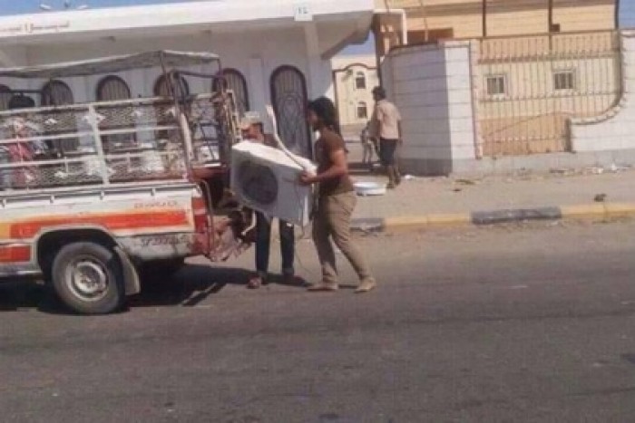 "صورة" بدء اخلاء منزل عيدروس الزبيدي في عدن ونقل الأثاث منه تمهيداً لانتقال المفلحي اليه