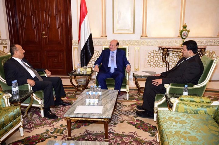 عاجل/ الرئيس هادي يرفض استقالة محافظ تعز والمعمري  يتراجع عن استقالته والإثنين يعقدان لقاء مشترك "صورة"