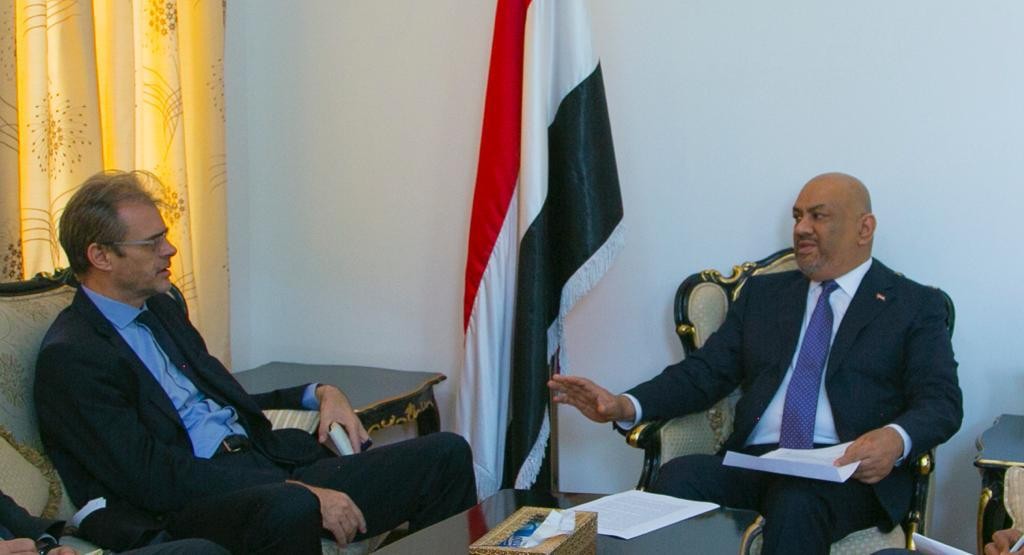 اليماني يؤكد للسفير الفرنسي دعم الحكومة لدعوة المبعوث الأممي إلى اليمن