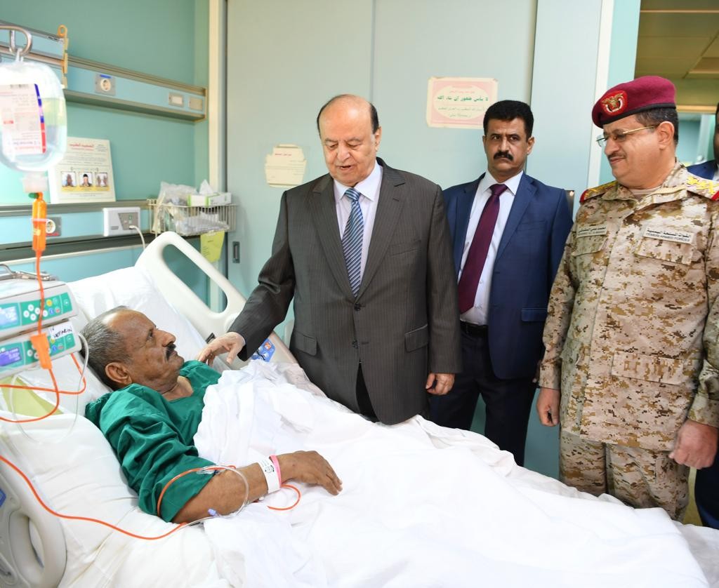 الرئيس هادي يطمئن على صحة محافظ لحج ومدير الكلية العسكرية ويؤكد حرصه على الرعاية التي سيحضون بها