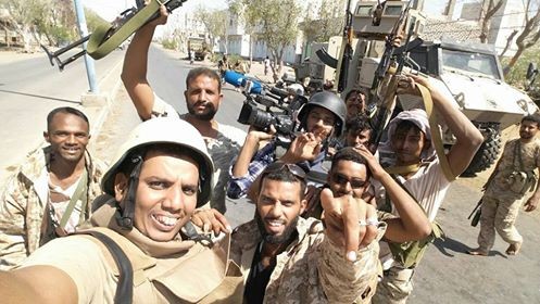 "بالصورة" الجيش الوطني يحتفل في الشارع الرئيسي بمدينة المخا