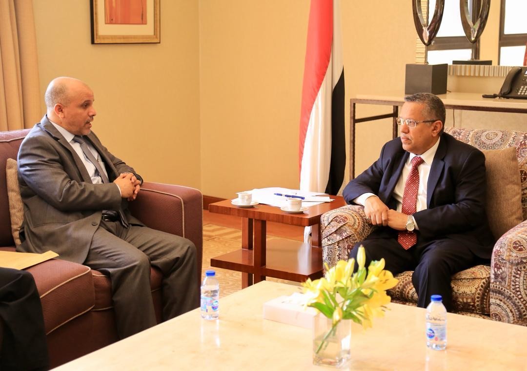 رئيس الوزراء يناقش مع محافظ عمران الجهود المبذولة لاستعادة الدولة