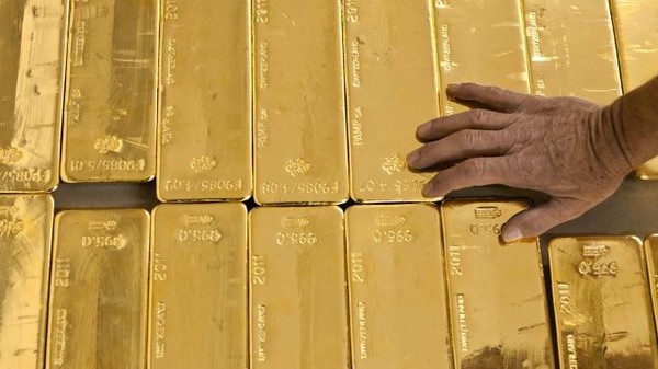 الذهب يهبط من أعلى مستوى في 3 أسابيع مع صعود الدولار