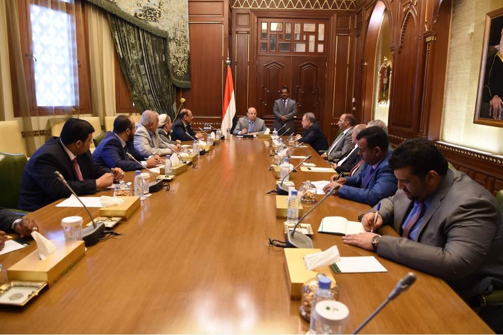 عاجل/ الرئيس هادي يجتمع مع مستشاريه بعد حل أزمة سقطرى