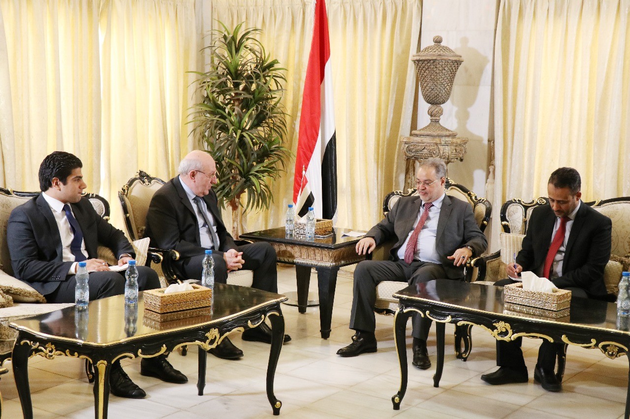 المخلافي يلتقي السفير المصري ويناقش اجراء تسهيلات لنقل المرضى اليمنيين الى مصر
