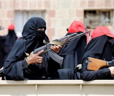 صحيفة سعودية.. المليشيات تختطف فتيات من دور الايتام وتزج بهن في المعارك