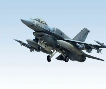 طائرات حربية تغير على مواقع الانقلابيين في ميدي